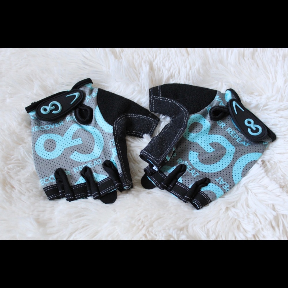 𝚆𝚘𝚖𝚎𝚗’𝚜 𝚕𝚒𝚏𝚝𝚒𝚗𝚐 𝚐𝚕𝚘𝚟𝚎𝚜